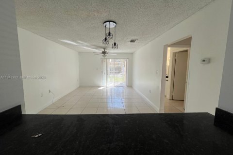 Condominio en alquiler en Miramar, Florida, 2 dormitorios, 100.71 m2 № 2019741 - foto 4