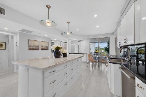 Condo in Sarasota, Florida, 2 bedrooms  № 2204164 - photo 10