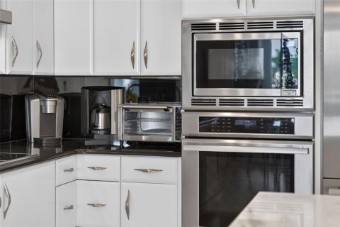 Condo in Sarasota, Florida, 2 bedrooms  № 2204164 - photo 9