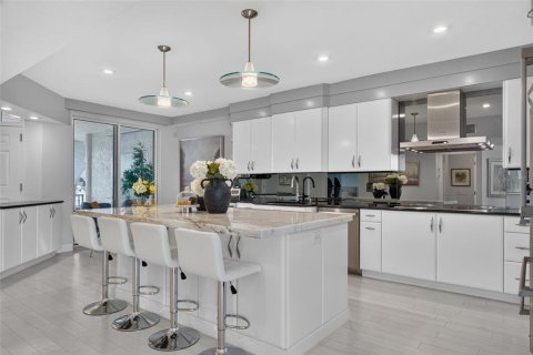 Condo in Sarasota, Florida, 2 bedrooms  № 2204164 - photo 11