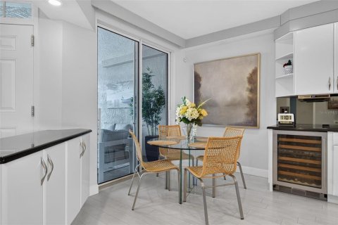 Condo in Sarasota, Florida, 2 bedrooms  № 2204164 - photo 13