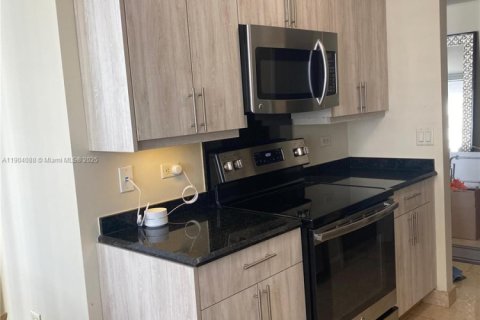Снять в аренду квартиру в Майами, Флорида 2 спальни, 121.05м2, № 1954850 - фото 27