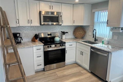 Villa ou maison à louer à Sarasota, Floride: 2 chambres, 77.67 m2 № 2125765 - photo 4
