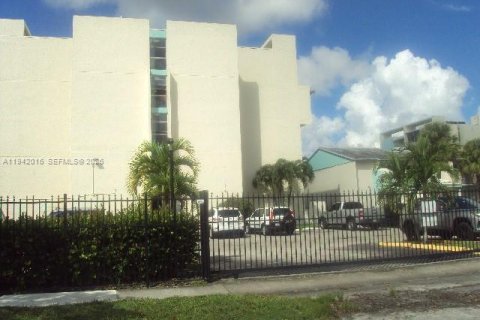 Купить кондоминиум в Лодерхилл, Флорида 1 спальня, 74.32м2, № 1998996 - фото 1