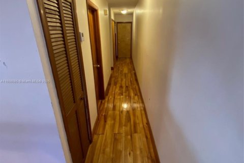 House in Miami, Florida 3 bedrooms, 111.48 sq.m. № 1729911 - photo 7