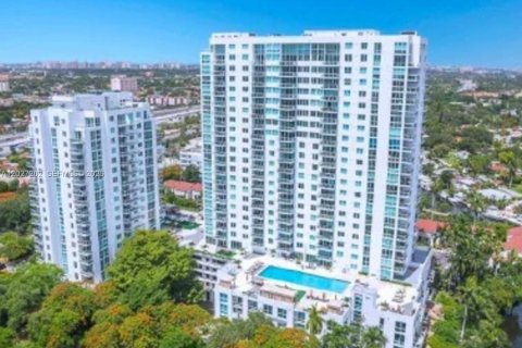 Condo in Miami, Florida, 2 bedrooms  № 2086507 - photo 2