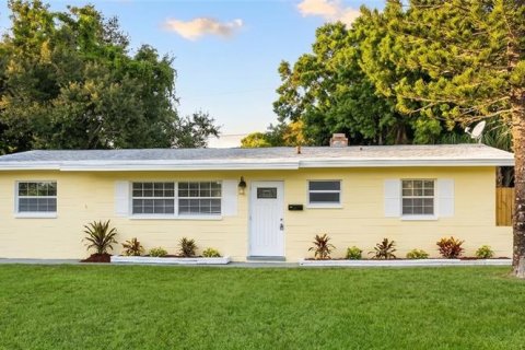 House in Saint Petersburg, Florida 3 bedrooms, 109.25 sq.m. № 2358511