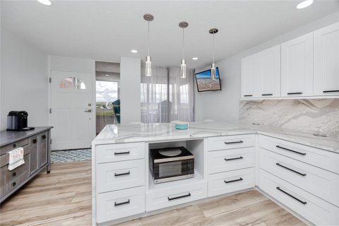 Condominio en venta en Redington Shores, Florida, 3 dormitorios, 161.56 m2 № 2152356 - foto 11