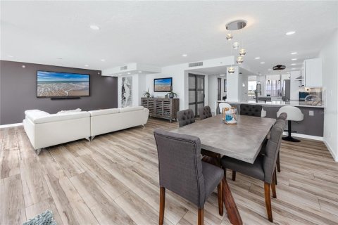 Condominio en venta en Redington Shores, Florida, 3 dormitorios, 161.56 m2 № 2152356 - foto 18