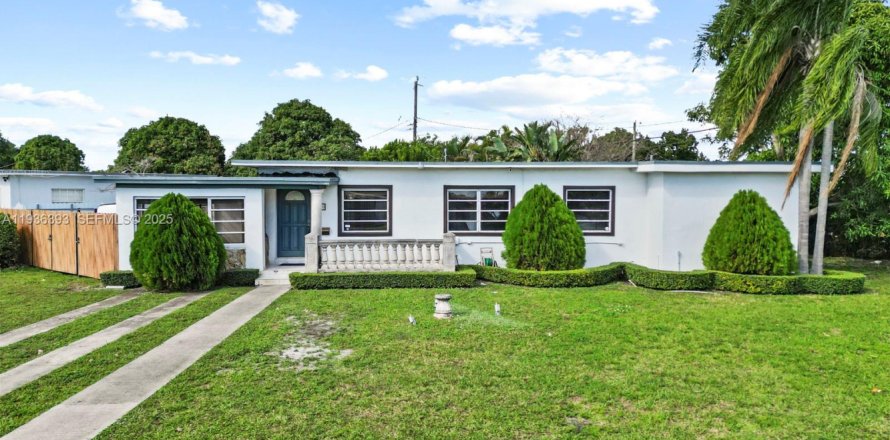 Дом в Майами, Флорида 4 спальни, 159.98м2 № 1994368