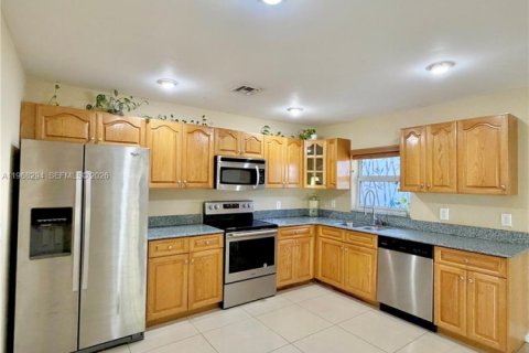 Casa en alquiler en Lauderhill, Florida, 3 dormitorios, 175.03 m2 № 2029388 - foto 4