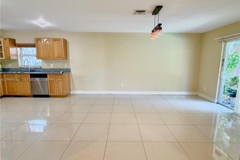 Casa en alquiler en Lauderhill, Florida, 3 dormitorios, 175.03 m2 № 2029388 - foto 11