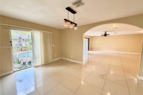 Casa en alquiler en Lauderhill, Florida, 3 dormitorios, 175.03 m2 № 2029388 - foto 3