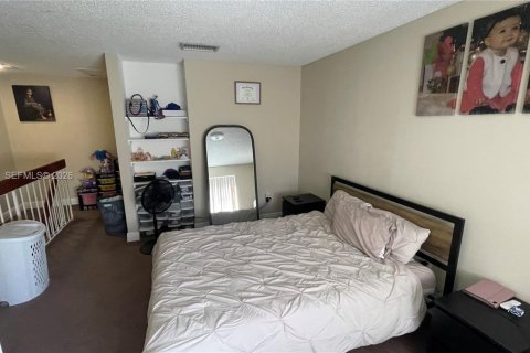 Condominio en venta en Hialeah, Florida, 1 dormitorio, 69.68 m2 № 2046559 - foto 12