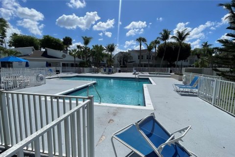 Condominio en venta en Hialeah, Florida, 1 dormitorio, 69.68 m2 № 2046559 - foto 15