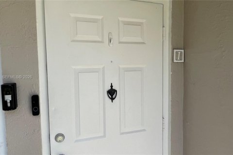 Condominio en venta en Hialeah, Florida, 1 dormitorio, 69.68 m2 № 2046559 - foto 3