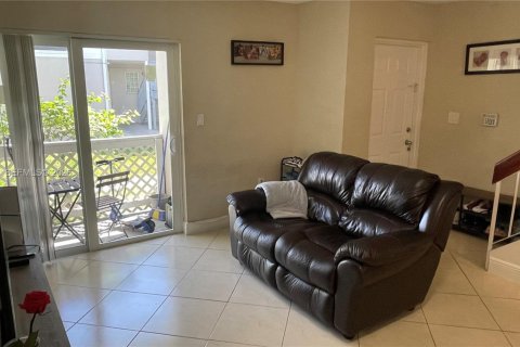 Condominio en venta en Hialeah, Florida, 1 dormitorio, 69.68 m2 № 2046559 - foto 6