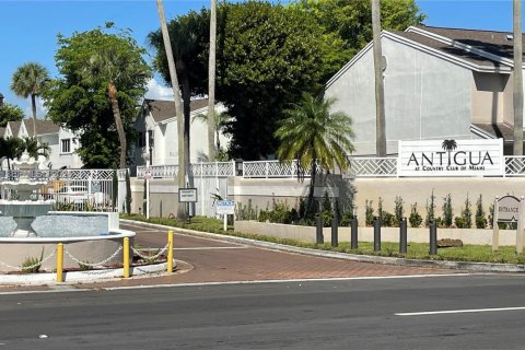 Condominio en Hialeah, Florida, 1 dormitorio  № 2046559
