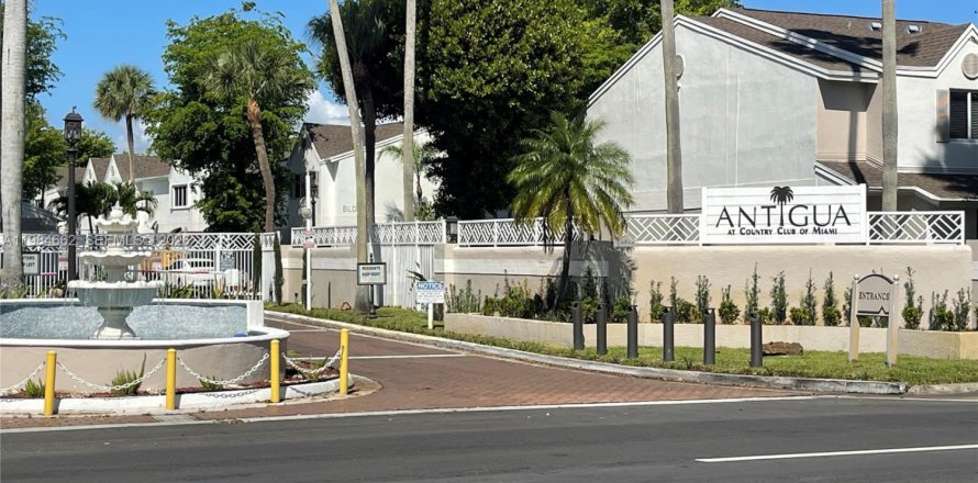 Condominio en Hialeah, Florida, 1 dormitorio № 2046559