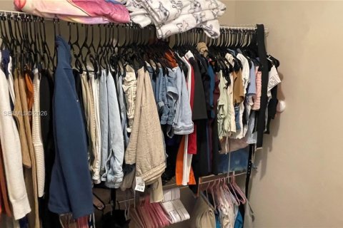 Condominio en venta en Hialeah, Florida, 1 dormitorio, 69.68 m2 № 2046559 - foto 11