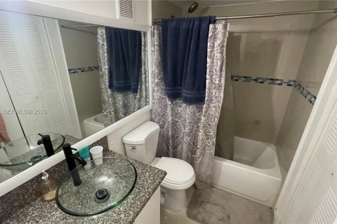 Condominio en venta en Hialeah, Florida, 1 dormitorio, 69.68 m2 № 2046559 - foto 13