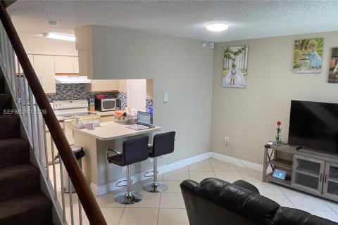 Condominio en venta en Hialeah, Florida, 1 dormitorio, 69.68 m2 № 2046559 - foto 4