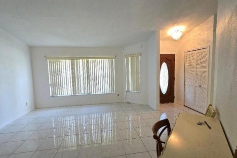 House in Kissimmee, Florida 3 bedrooms, 152.27 sq.m. № 1740241 - photo 8