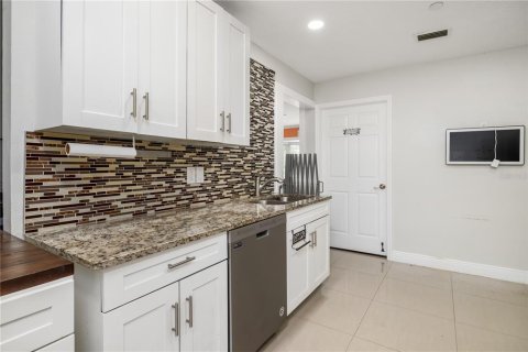 House in Tampa, Florida 5 bedrooms, 201.88 sq.m. № 1852553 - photo 28
