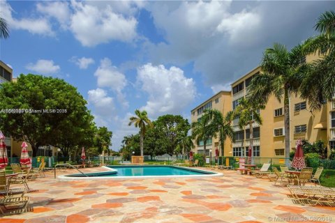 Copropriété à vendre à Hallandale Beach, Floride: 2 chambres, 101.45 m2 № 1871724 - photo 14