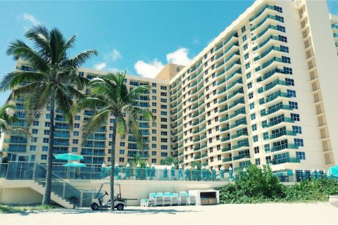 Condominio en alquiler en Hollywood, Florida, 1 dormitorio, 77.57 m2 № 2012360 - foto 3