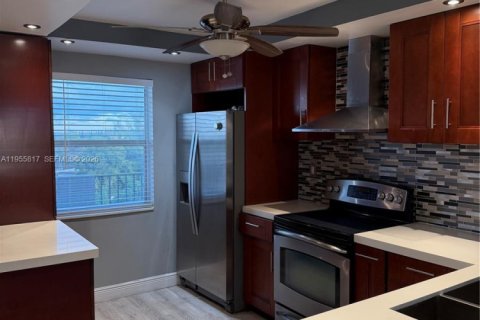 Condo in Lauderhill, Florida, 2 bedrooms № 2009825 - photo 4