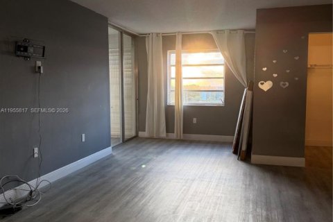 Condo in Lauderhill, Florida, 2 bedrooms № 2009825 - photo 8