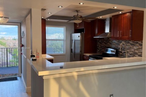 Condo in Lauderhill, Florida, 2 bedrooms № 2009825 - photo 3