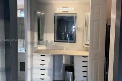 Condo in Lauderhill, Florida, 2 bedrooms № 2009825 - photo 9