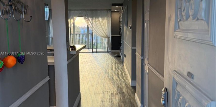 Condo in Lauderhill, Florida, 2 bedrooms № 2009825