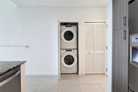 Condo in Doral, Florida, 2 bedrooms  № 2002951 - photo 24