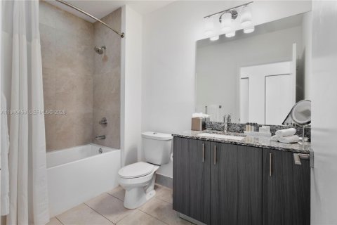 Condo in Doral, Florida, 2 bedrooms  № 2002951 - photo 13