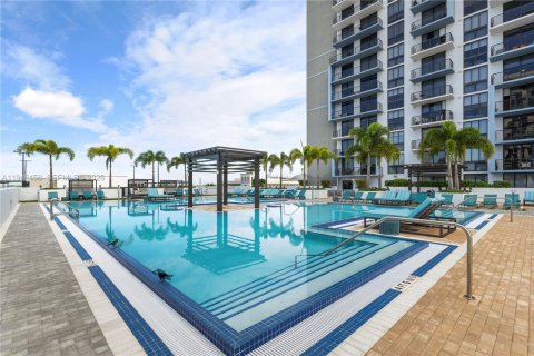 Condo in Doral, Florida, 2 bedrooms  № 2002951 - photo 25