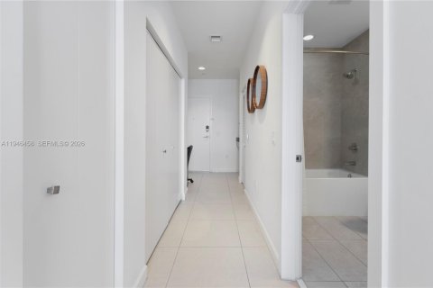 Condo in Doral, Florida, 2 bedrooms  № 2002951 - photo 12