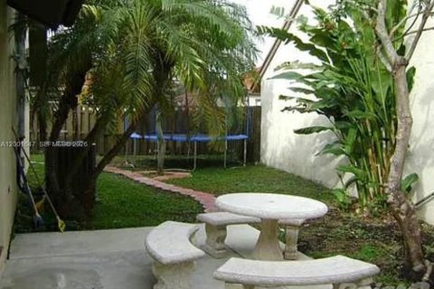 Villa ou maison à vendre à Miami, Floride: 3 chambres, 110.37 m2 № 2065706 - photo 2