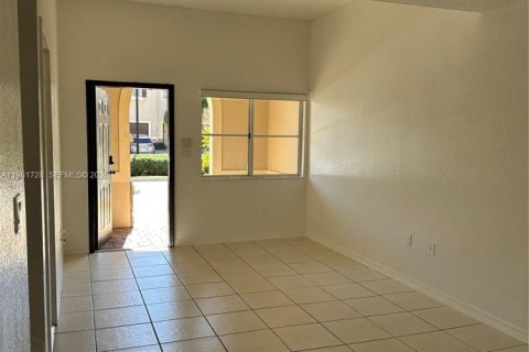 Townhouse in Cutler Bay, Florida 3 bedrooms, 158.4 sq.m. № 2024052 - photo 3