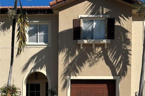 Townhouse in Cutler Bay, Florida 3 bedrooms, 158.4 sq.m. № 2024052 - photo 2