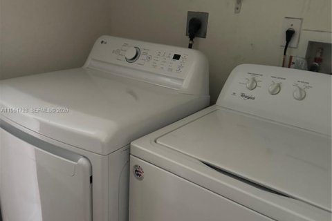 Townhouse in Cutler Bay, Florida 3 bedrooms, 158.4 sq.m. № 2024052 - photo 9