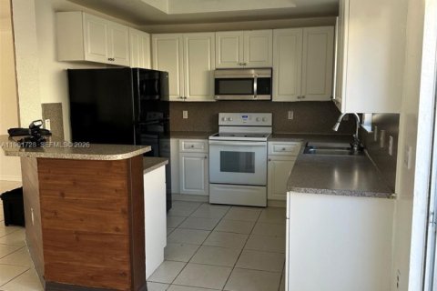 Townhouse in Cutler Bay, Florida 3 bedrooms, 158.4 sq.m. № 2024052 - photo 5