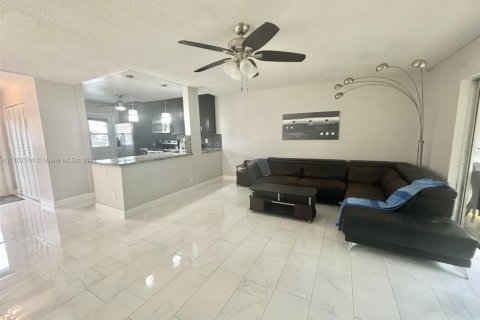 Copropriété à vendre à Hallandale Beach, Floride: 2 chambres, 95.41 m2 № 1860166 - photo 11