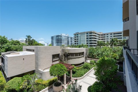 Condo in Key Biscayne, Florida, 2 bedrooms  № 2008957 - photo 22