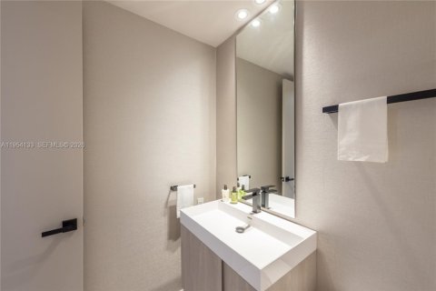 Condo in Key Biscayne, Florida, 2 bedrooms  № 2008957 - photo 17