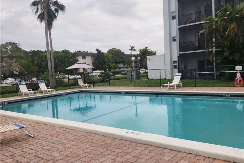 Condo in Plantation, Florida, 2 bedrooms  № 2054170 - photo 14