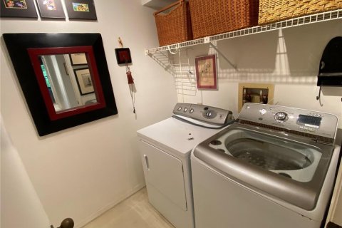 Condo in Sarasota, Florida, 2 bedrooms  № 1649406 - photo 11