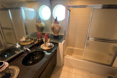 Condo in Sarasota, Florida, 2 bedrooms  № 1649406 - photo 12